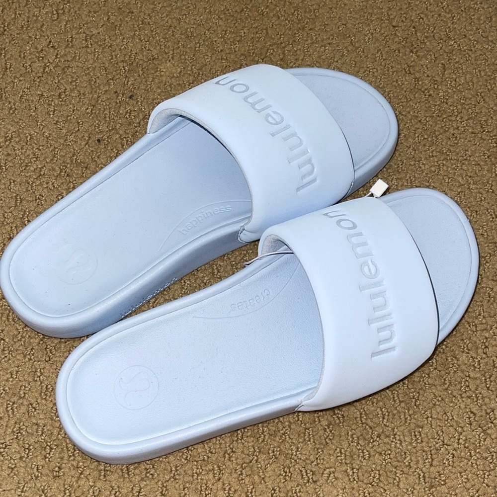 NWOT Lulu Slides